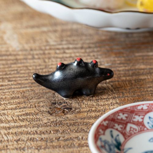 Edokko Stegosaurus Dino Chopstick Rest - Black x Red - Image 2