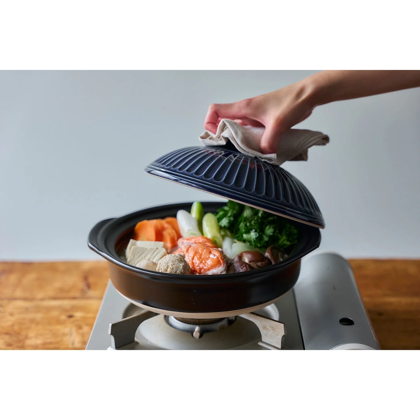Ginpo Kikka IH Donabe Clay Pot 24cm 1.9L - Navy Size 8 - Image 5