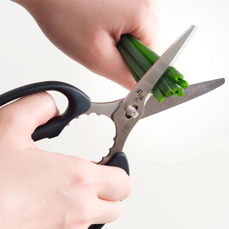 Kai Seki Magoroku Compact Kitchen Scissors (with Safety Case) - Image 5